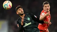 Pemain Bayern Munchen, Marcel Sabitzer (kanan) berebut bola dengan pemain Bremen Eren Dinkci saat laga lanjuta Liga Jerman 2022/2023 pada 8 November 2022. Kepindahannya di Manchester United pada bursa transfer Januari 2023 memiliki kans untuk membangun kembali dirinya sebagai salah satu talenta lini tengah top Eropa. Ia akan diplot menggantikan Eriksen yang tengah diterpa cedera panjang. (AFP/Christof Stache)