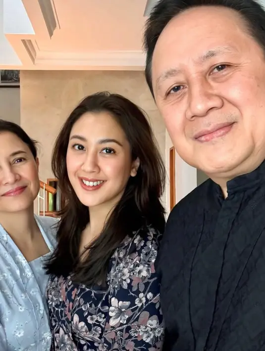 Sherina pun tampak tampil dengan riasan blush on kecoklatan senada dengan warna lipstik shiningnya. Rambut panjang bergaya layering terurai tanpa poni.  [@sherinamunaf]