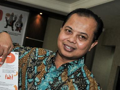  Ketua KPUD DKI Jakarta, Sumarno menunjukan alur syarat penerimaan cagub dan cawagub DKI, Jakarta, Rabu (3/8). KPUD DKI Jakarta resmi membuka pendaftaran untuk pasangan cagub dan cawagub Pilkada DKI lewat jalur perseorangan. (Liputan6.com/Yoppy Renato)