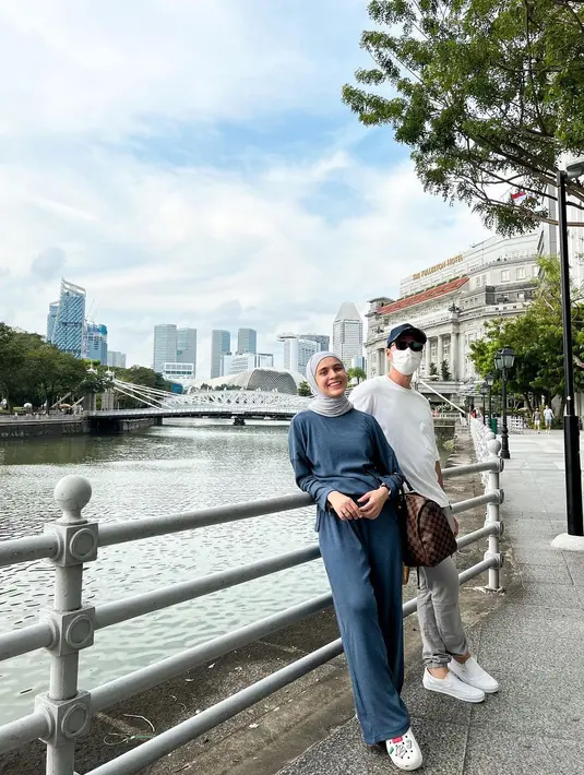 Nycta Gina dan Rizky Kinos tengah menghabiskan waktu liburan bersama. Tak hanya berdua, pasangan ini juga membawa kedua anaknya, Uta dan Uti. (Foto: Instagram/@missnyctagina)