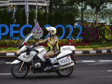 Seorang polisi berpatroli dengan sepeda motor menjelang Konferensi Tingkat Tinggi Kerja Sama Ekonomi Asia-Pasifik (KTT APEC) di Bangkok, Thailand, Rabu (16/11/2022). Tahun ini APEC mengusung tema “Open, Connect, Balance”. (AP Photo/Anupam Nath)