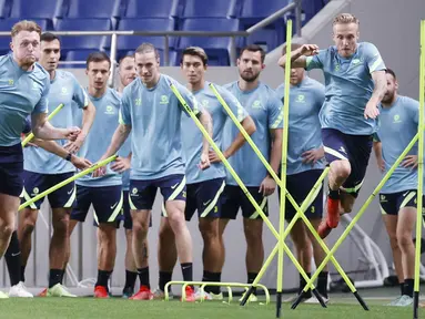 Para pemain Australia menghadiri sesi latihan di Stadion Saitama, Saitama, Jepang, Senin (11/10/2021). Australia akan menghadapi Jepang pada pertandingan kualifikasi Piala Dunia 2022. (Kyodo News via AP)