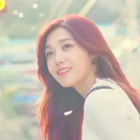 Baru-baru ini, Eunji A Pink menyapa para penggemarnya melalui V Live. Kali ini, gadis kelahiran 18 Agustus 1993 ini melakukan v Live di pinggir sungai Han dan makan ramen. (Foto: soompi.com)