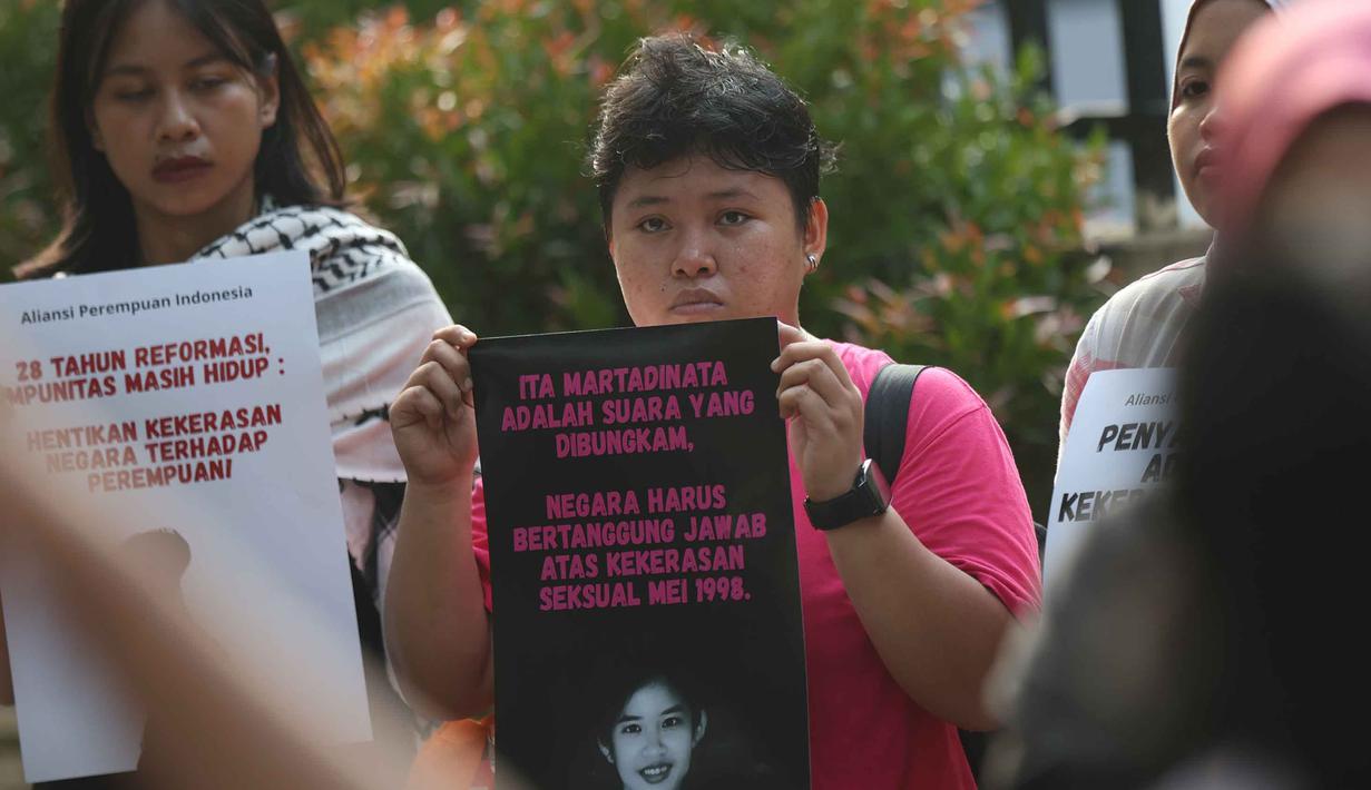Aliansi Perempuan Indonesia (API) saat menggelar aksi unjuk rasa memperingati 28 tahun Reformasi di depan kantor Komisi Nasional (Komnas) Hak Asasi Manusia (HAM), Jakarta, Selasa (19/5/2026). (Kapanlagi.com/Budy Santoso)