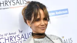 Halle Berry berpose untuk fotografer saat Chrysalis Butterfly Ball di Private Residence, Los Angeles, 3 Juni 2017. Dugaan Halle Berry sedang hamil karena perutnya terlihat buncit saat menghadiri acara ini (Frazer Harrison/GETTY IMAGES NORTH AMERICA/AFP)