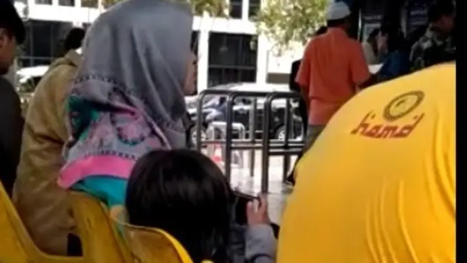 [Bintang] Video Viral: Duduk di Samping Orang Tua, Bocah Ini Asyik Nonton Video Porno