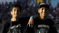 Dua pemain Arema, Syaiful Indra dan Zaenuri dipulangkan Arema dari ajang Piala Gubernur Kaltim di Samarinda. (Bola.com/Iwan Setiawan)
