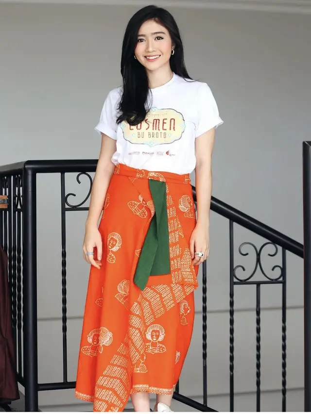 Febby Rastanty saat Memadukan Pakain Sehari-hari dengan Batik dan Kebaya
