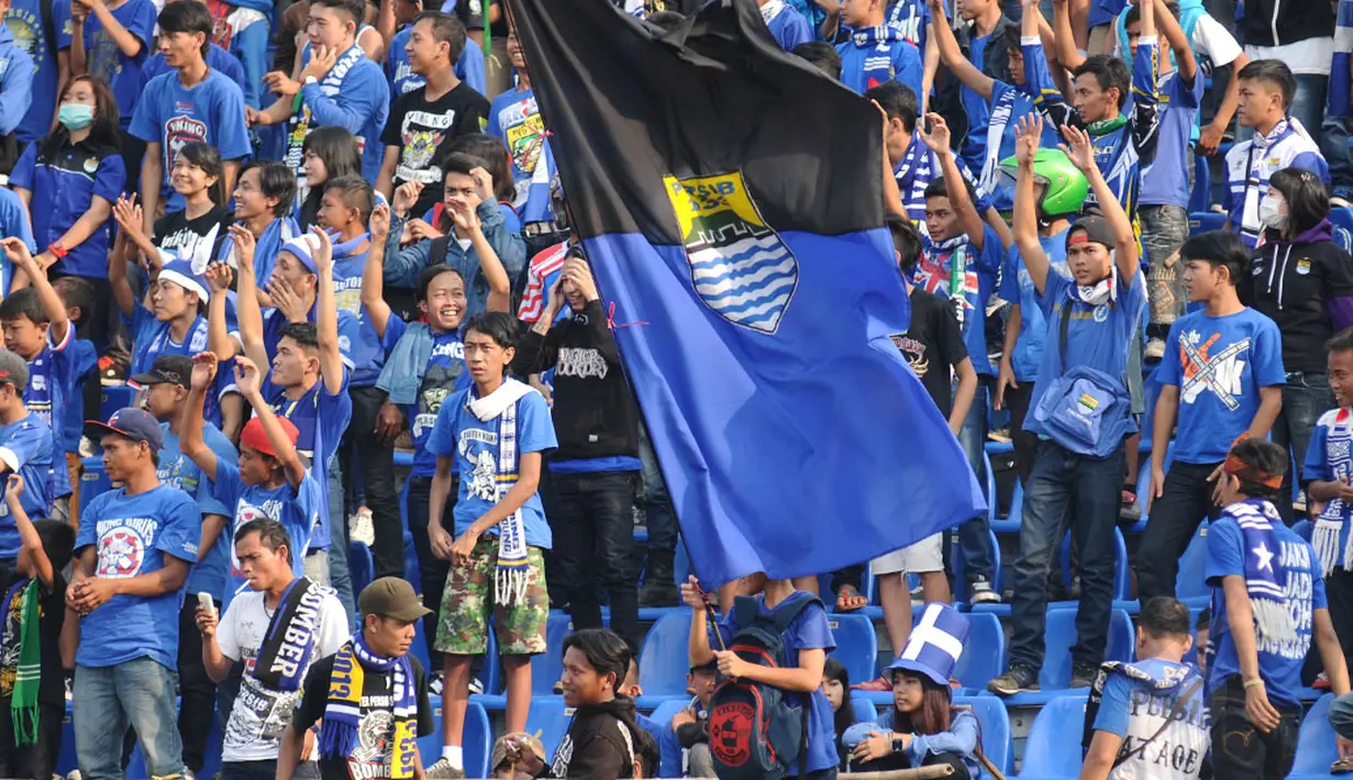 Bobotoh (julukan suporter Persib Bandung) memenuhi Stadion Si Jalak Harupat, (10/6/2014) untuk menyaksikan laga tim berjuluk Maung Bandung melawan Barito Putera. (Liputan6.com/Helmi Fithriansyah)