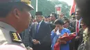 Ani Yudhoyono tak kuat menahan sedihnya saat akan meninggalkan Istana Negara, Jakarta, Senin (20/10/2014) (Liputan6.com/Herman Zakharia)