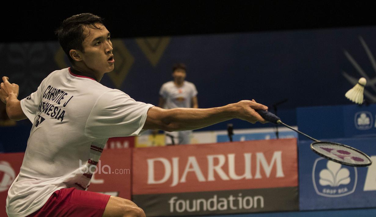 Tunggal putra Indonesia, Jonatan Christie, berusaha mengembalikan kok saat melawan tunggal China, Chen Long, pada laga BCA Indonesia Open di JCC, Jakarta, Kamis (15/6/2017). Jonatan kalah 9-21 dan 7-21. (Bola.com/Vitalis Yogi Trisna)