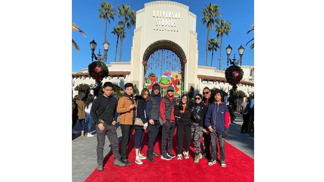 Ketiganya dan keluarga Uya Kuya memanfaatkan waktu bersama dengan berkunjung di Universal Studios Hollywood.