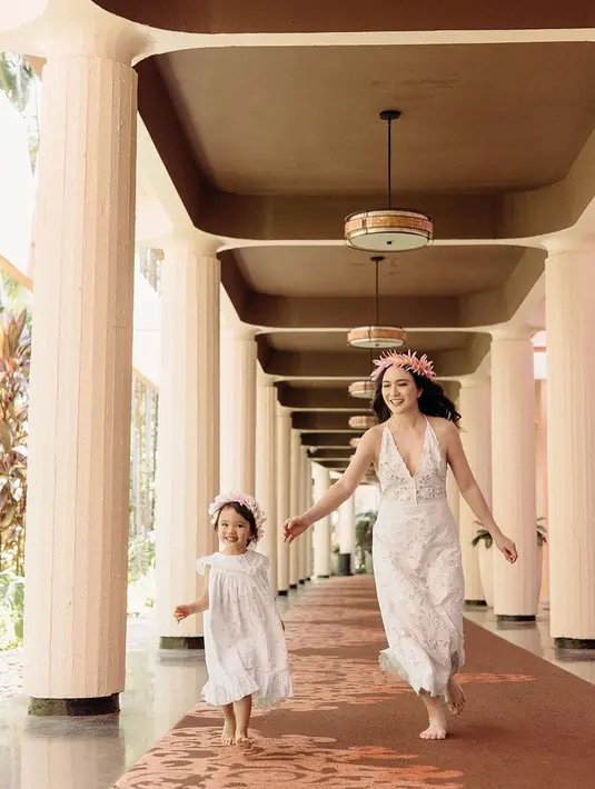 Bergaya ala Hawaiian lainnya bisa dengan dress renda yang dipadukan dengan flower headpiece. Manis!   [Instagram/shandyaulia]