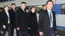 Adik perempuan pemimpin Korea Utara Kim Jong-un, Kim Yo-jong berjalan menuju kereta saat tiba di Bandara Internasional Incheon, Korea Selatan, Jumat (9/2). Kim Yo-jong dinilai sebagai tokoh yang makin menonjol dalam kancah politik negaranya. (YONHAP/AFP)