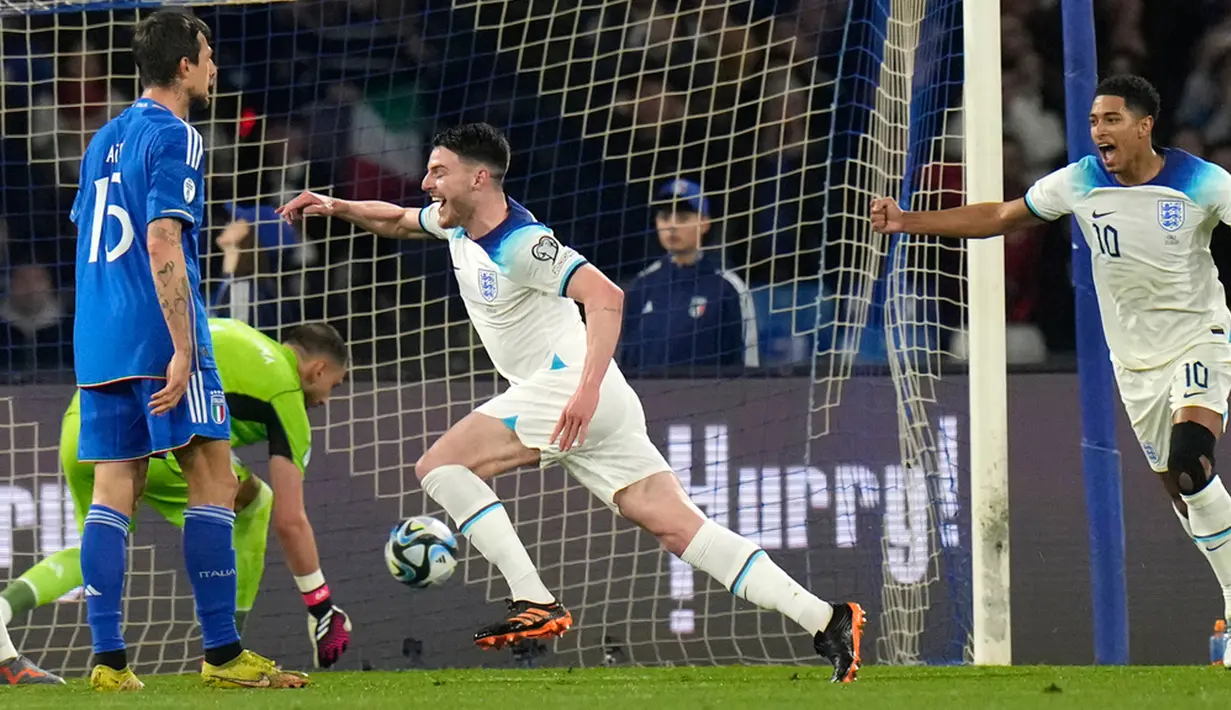 Inggris dengan cepat memimpin pada menit ke-13. Gelandang Declan Rice bergerak cepat menyambar bola sepakan Harry Kane yang diblok pemain Italia Leonardo Spinazzola. (AP Photo/Alessandra Tarantino)