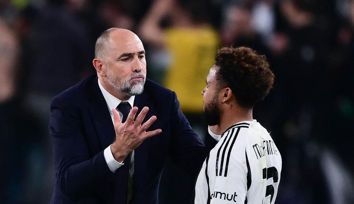 Pelatih baru Juventus, Igor Tudor, memberikan arahan kepada Weston McKennie, saat melawan Genoa, pada laga Liga Italia, di Allianz Stadium, Turin, Minggu (30/3/2025) dini hari WIB. (AFP/Marco Bertorello)