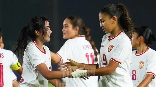 Timnas Putri Indonesia merayakan gol Claudia Scheunemann ke gawang Timnas Putri Singapura, Senin (2/12/2042) (c) Dok. PSSI