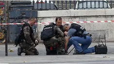 Seorang tersangka teror Paris, Frederick dikabarkan pernah tinggal di Bandung, Jawa Barat, selama 5 bulan. Dalam rentang waktu itu, pria bernama lengkap Frederick C Jean Savi (41) itu kerap mendatangi sejumlah pondok pesantren (ponpes) di daerah Bandung.