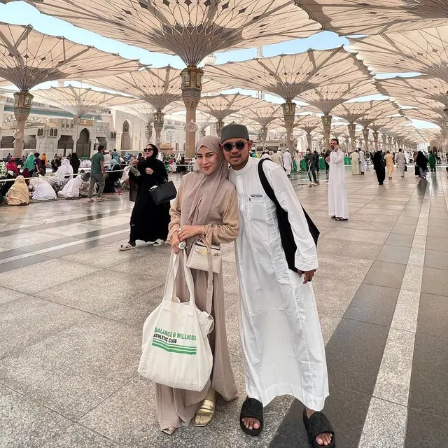 6 Potret Shandy Purnamasari dan Gilang Widya Pramana Jalani Ibadah Umrah