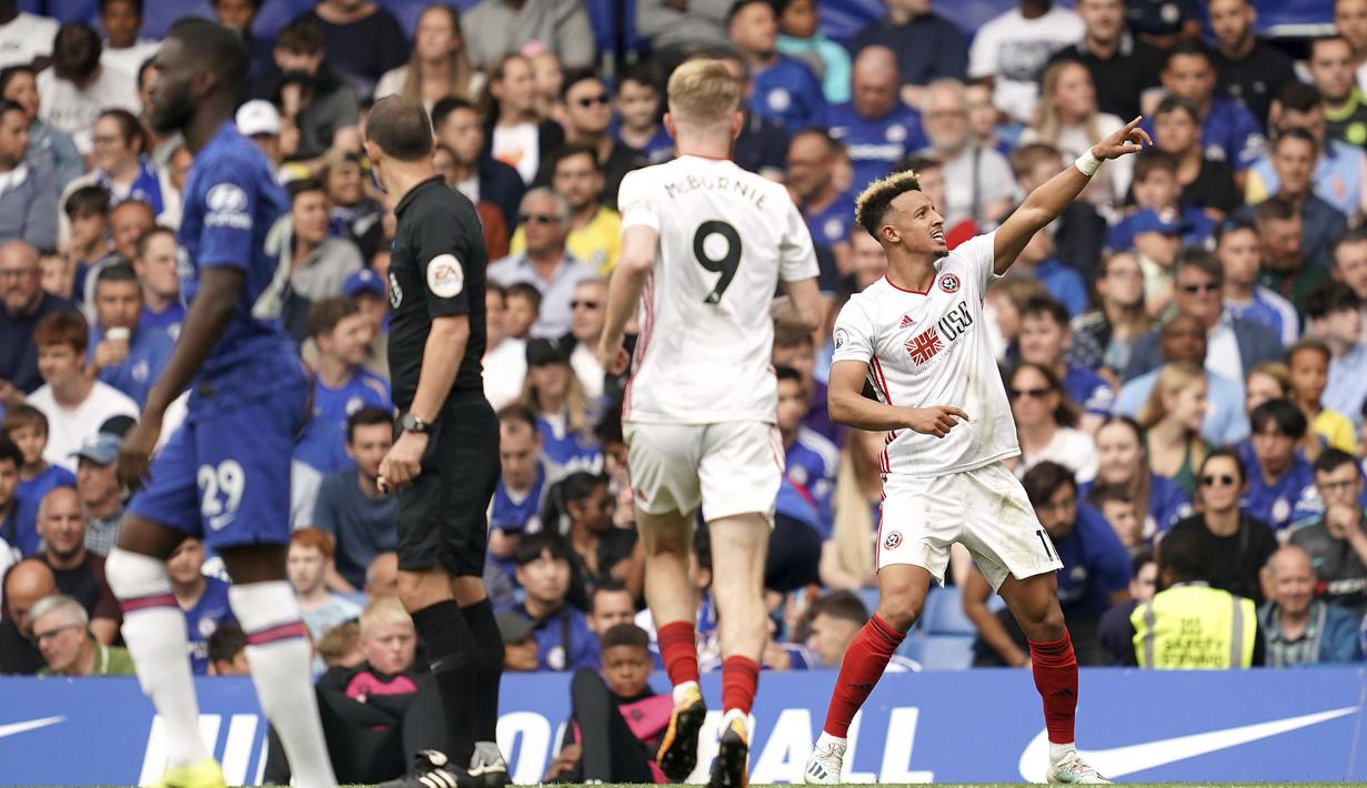 Striker Sheffield United, Callum Robinson, merayakan gol yang dicetaknya ke gawang Chelsea pada laga Premier League di Stadion Stamford Bridge, London, Sabtu (31/8). Kedua klub bermain imbang 2-2. (AP/John Walton)