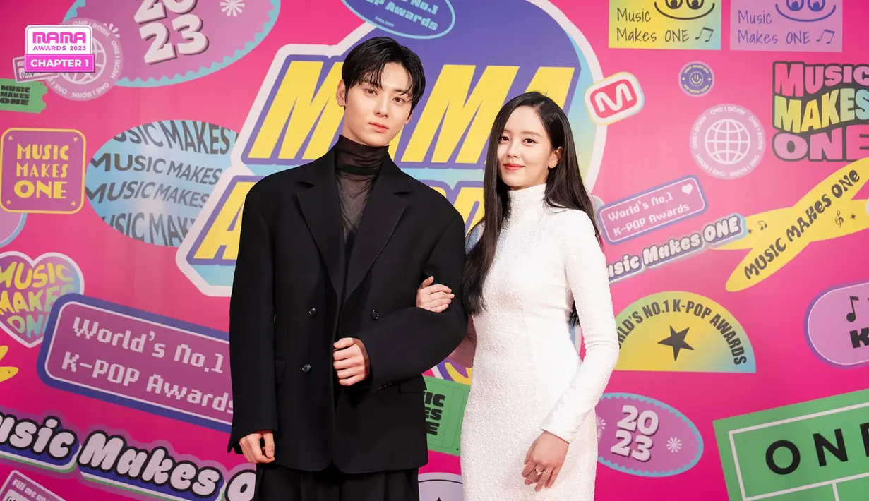 Hwang Minhyun dan Kim Sohyun datang ke Jepang untuk membacakan nominasi MAMA Awards 2023 di Tokyo Dome. (Foto: AP Photo/Toru Hanai)