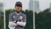 Pelatih timnas Indonesia, Shin Tae-yong, mengamati anak asuhnya saat sesi latihan di Lapangan D Senayan, Jakarta, Rabu, (10/2/2021). Latihan tersebut untuk persiapan SEA Games 2021 di Vietnam. (Bola.com/M Iqbal Ichsan)