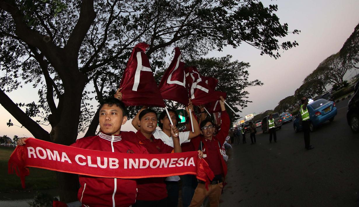 Suporter klub Seri A Italia, AS Roma, menunggu kedatangan tim AS Roma yang tiba di Bandara Soekarno-Hatta, Jakarta. Jumat (24/7/2015). (Arief Bagus/Bola.com)