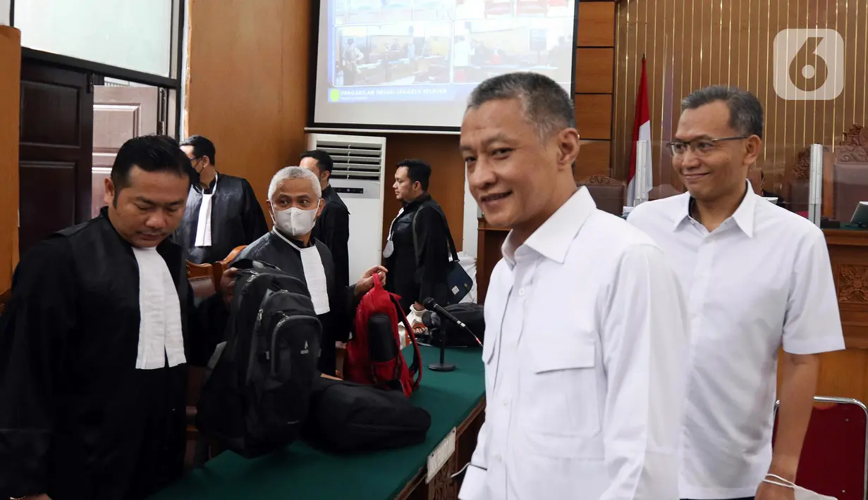 Terdakwa kasus merintangi penyidikan atau obstruction of justice pembunuhan berencana terhadap Brigadir Nopriansyah Yosua Hutabarat (Brigadir J), Hendra Kurniawan (kedua kanan) dan Agus Nurpatria (kanan) saat menjalani sidang lanjutan di Pengadilan Negeri Jakarta Selatan, Kamis (3/11/2022). Sidang tersebut beragenda mendengarkan keterangan delapan orang saksi yang dihadirkan jaksa penuntut umum (JPU), salah satunya teknisi CCTV. (Liputan6.com/Herman Zakharia)