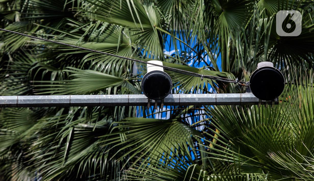 Kamera tilang elektronik mobile atau ETLE (Electronic Traffic Law Enforcement) terpasang di Jalan Asia Afrika, Jakarta, Rabu (29/12/2021). Korlantas Polri akan menerapkan ETLE mobile sepanjang liburan Natal dan Tahun Baru 2021 untuk mengurangi kecelakaan lalu lintas. (Liputan6.com/Johan Tallo)