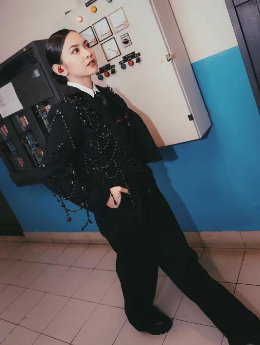 Pilihan blazer Mahalini ini memiliki aksen fringe yang bikin terlihat modis [@mahaliniraharja]