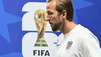 Kapten Timnas Inggris, Harry Kane, memasuki lapangan jelang pertandingan semifinal Piala Dunia 2026 melawan Argentina di Atlanta Stadium, Atlanta, Rabu (15/7/2026) waktu setempat.  (Roberto Schmidt/AFP)