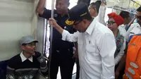Menteri Perhubungan (Menhub) Budi Karya Sumadi meninjau pelayanan kereta Commutterline Jabodetabek di Stasiun Tebet, Jakarta. Liputan6.com/Bawono Yadika