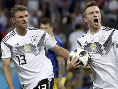 Gelandang Jerman, Marco Reus, merayakan gol ke gawang Swedia pada laga grup F Piala Dunia di Stadion Fisht, Sochi, Sabtu (23/6/2018). Jerman menang 2-1 atas Swedia. (AP/Thanassis Stavrakis)