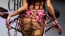 Seorang model memamerkan gaun yang terbuat dari cokelat selama Chocolate Fair di Brussels, Belgia, Kamis (21/2). Pameran ini bertema 'Taste and naturality: Nature offers something to suit all'. (EMMANUEL DUNAND/AFP)