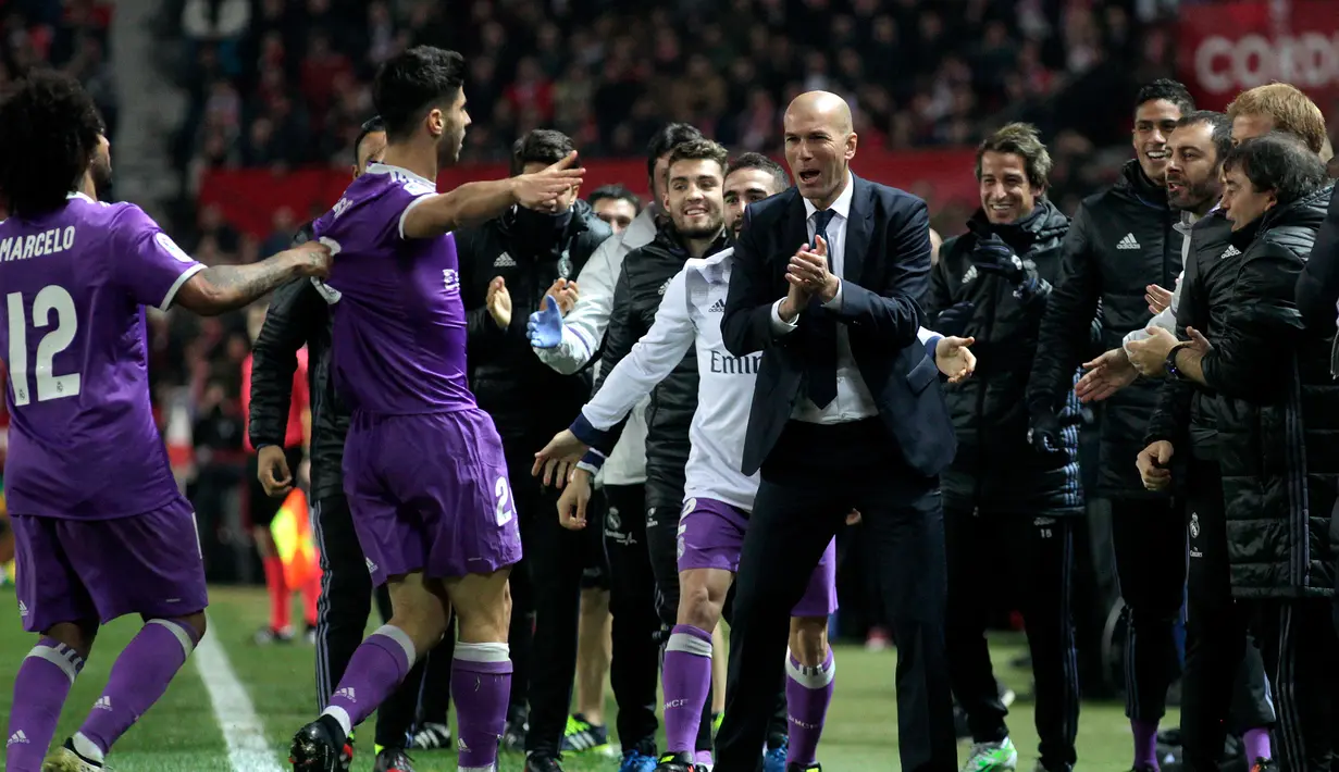Usai imbang melawan Sevilla, Real Madrid kini sudah tak terkalahkan dalam 40 pertandingan beruntun di seluruh kompetisi, melampaui rekor milik FC Barcelona (39 laga), Spanyol, Kamis (12 /1). (AP Photo/ Angel Fernandez)