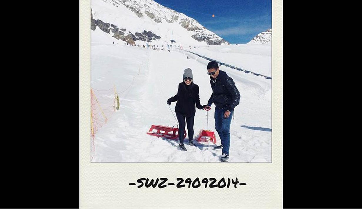 Saat di Swiss, Fitri Tropica dan suaminya melakukan ski di pegunungan Alpen yang tertutup salju, (13/10/14). (instagram.com/fitrop)