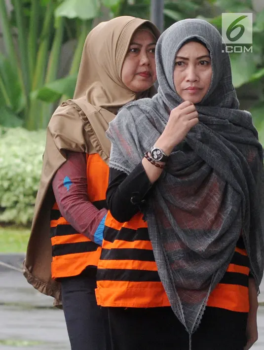 Dua tersangka penerima suap anggota DPRD Kota Malang Tri Yudiani (kedua kanan) dan Sulik Lestyowati (kedua kiri) tiba untuk menjalani pemeriksaan oleh penyidik di gedung KPK, Jakarta, Senin (23/4). (Merdeka.com/Dwi Narwoko)