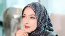 Seperti potret ini, aktris  37 tahun itu mengenakan hijab dengan motif berwarna putih dan abu-abu. Riasan yang bold yang berfokus pada bagian mata dan bibir beri kesan glamor pada penampilannya. [Foto: IG/vanillahijab].