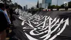 Ormas Islam membentangkan bendera saat menggelar aksi unjuk rasa di depan Gedung DPR, Jalan Gatot Subroto, Jakarta, Selasa (24/10). Aksi tolak Perppu No 2 tahun 2017 tentang Ormas tersebut digalang oleh sejumlah ormas. (Liputan6.com/JohanTallo)