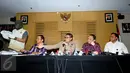 Pimpinan KPK, Johan Budi (tengah) memberikan keterangan pers terkait uang hasil Operasi Tangkap Tangan (OTT) anggota DPR RI dari Partai Hanura, Dewie Yasin Limpo di Gedung KPK, Jakarta, Rabu (21/10/2015). (Liputan6.com/Helmi Afandi)