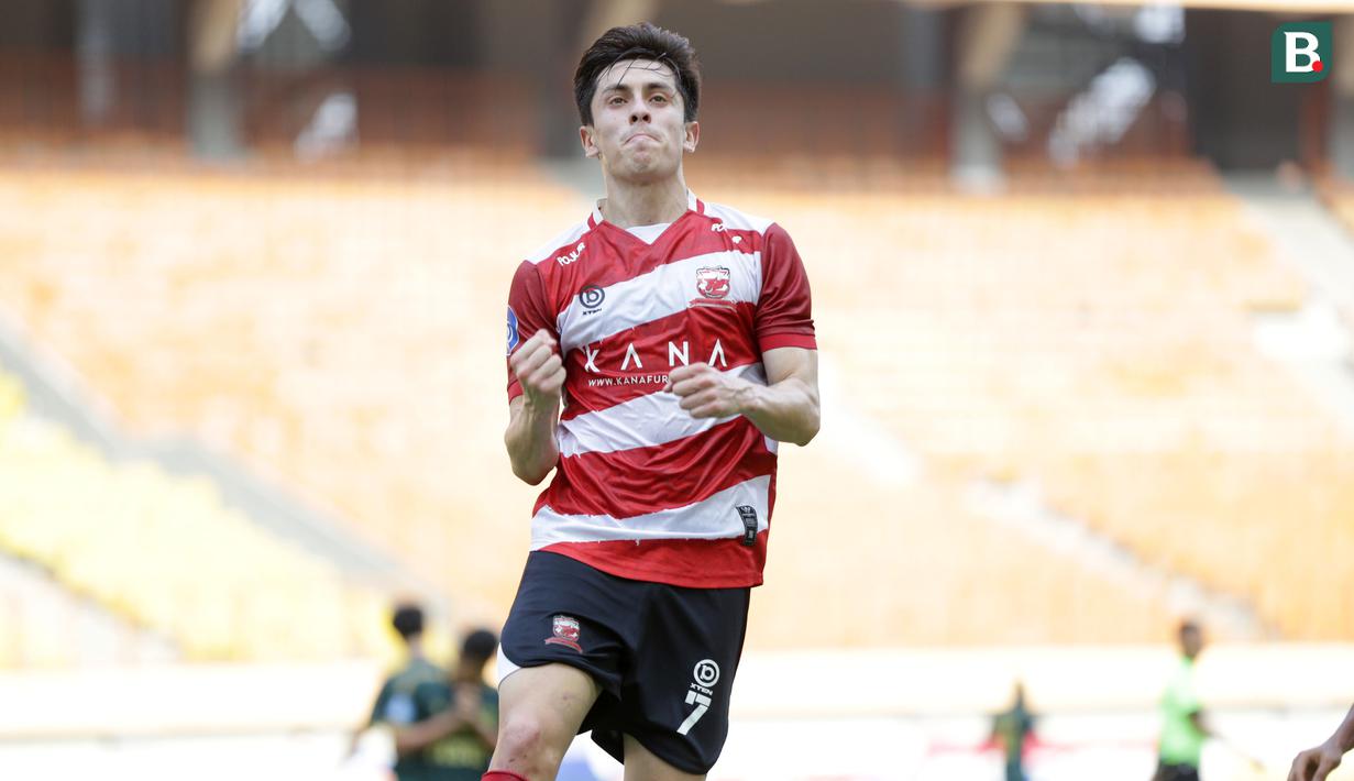 <p>Pemain Madura United, Francisco Rivera, melakukan selebrasi setelah mencetak gol ke gawang Persikabo 1973 dalam laga pekan kesembilan BRI Liga 1 2023/2024 di Stadion Wibawa Mukti, Cikarang, Sabtu (19/8/2023). (Bola.com/Abdul Aziz)</p>