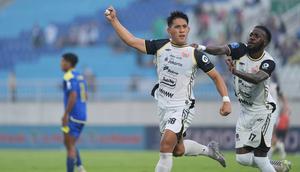 Selebrasi penyerang Persija Jakarta, Eksel Runtukahu usai mencetak gol ke gawang Arema FC dalam laga pekan ke-12 BRI Super League 2025/2026 di Stadion Kanjuruhan, Kabupaten Malang, Sabtu (8/11/2025) sore WIB. (Dok. Persija)