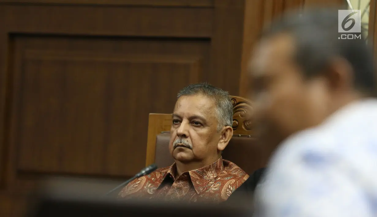 Terdakwa kasus dugaan suap proyek PLTU Riau-1, mantan Dirut PLN Sofyan Basir mendengarkan pendapat dari saksi ahli dalam sidang lanjutan di Pengadilan Tipikor, Jakarta, Senin (19/8/2019). Sidang mendengarkan keterangan saksi yang dihadirkan Jaksa Penuntut dari KPK. (Liputan6.com/Herman Zakharia)