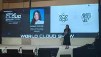 Head of Cloud Business Blue Power Technology Karina Yoveline Memaparkan Materi AI Generatif dalam Acara World Cloud Show. (Liputan6.com/Labib Fairuz)
