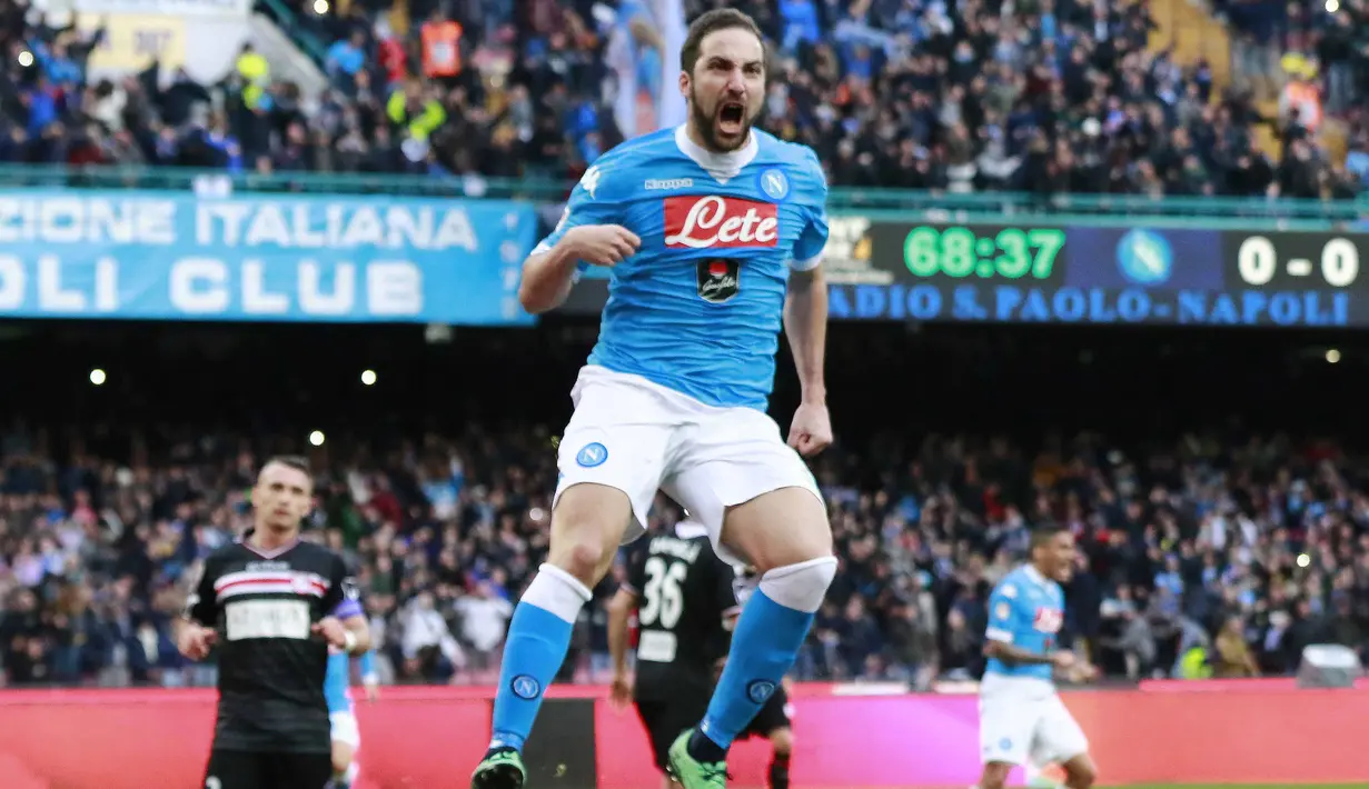 Pemain Napoli, Gonzalo Higuain  merayakan gol yang dicetaknya ke gawang Carpi pada lanjutan Seria A Pekan ke-24. (AFP/Carlo Hermann)