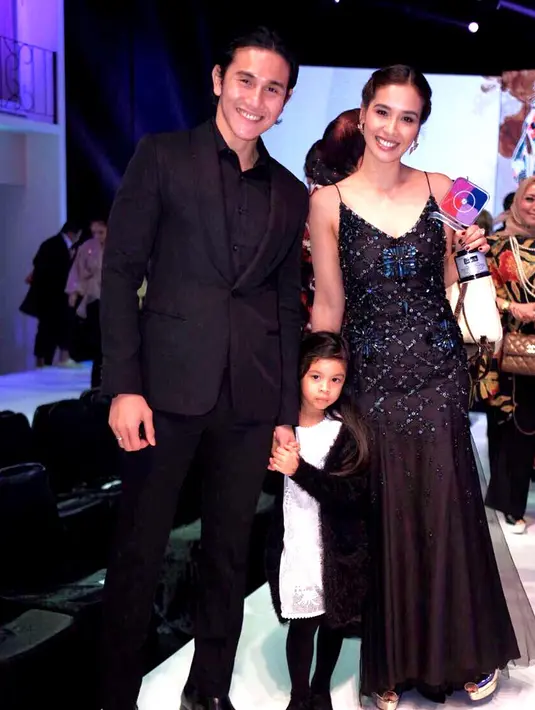 Kebahagiaan rumah tangga Vino dan Marsha semakin lengkap dengan kehadiran putri semata wayang mereka, Jizzy Pearl Bastian. (Foto: instagram.com/vinogbastian__)