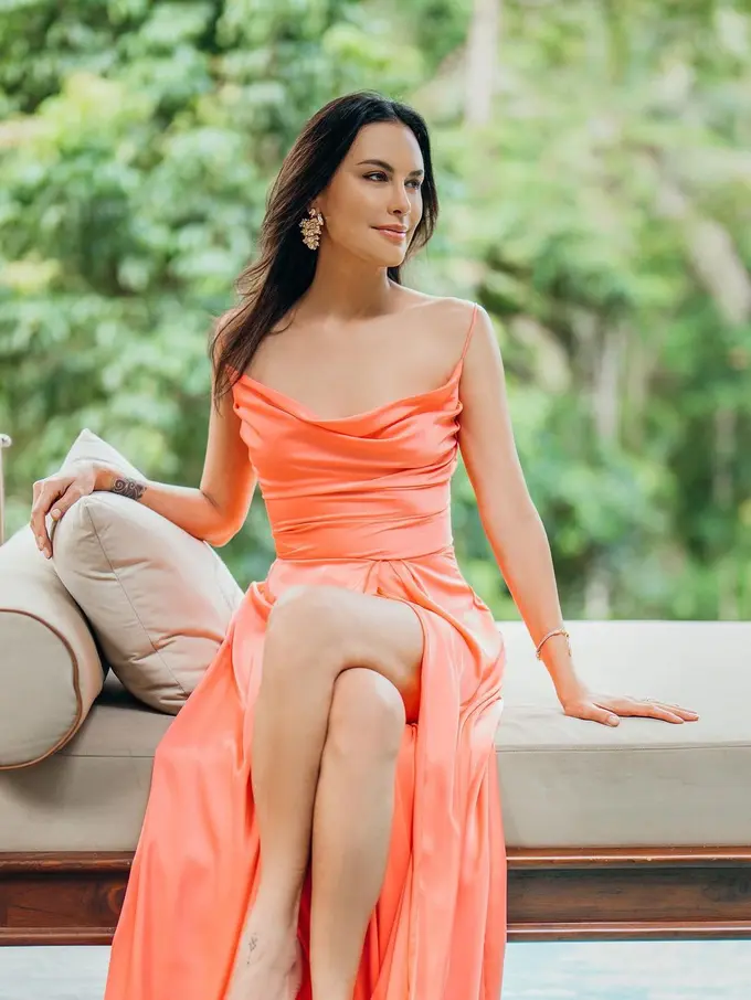 6 Potret Sophia Latjuba di Pemotretan Terbaru, Gayanya Bak ABG