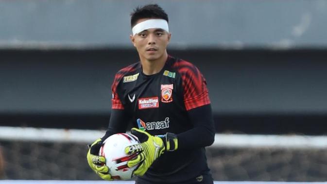 Kiper Borneo FC, Gianluca Pandeynuwu. (Bola.com/Permana Kusumadijaya)