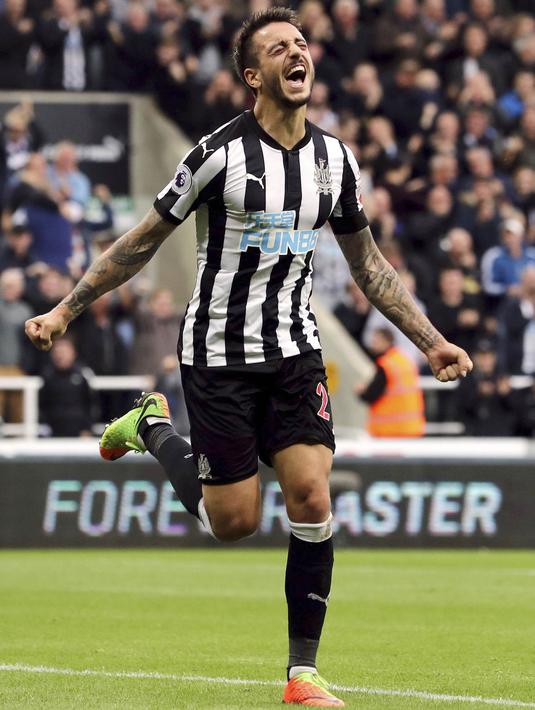 Striker Newcastle United, Joselu, melakukan selebrasi usai mencetak gol ke gawang Liverpool pada laga Premier League di Stadion James' Park, Minggu (1/10/2017). Newcastle United bermain imbang 1-1 dengan Liverpool. (AP/Owen Humphreys)