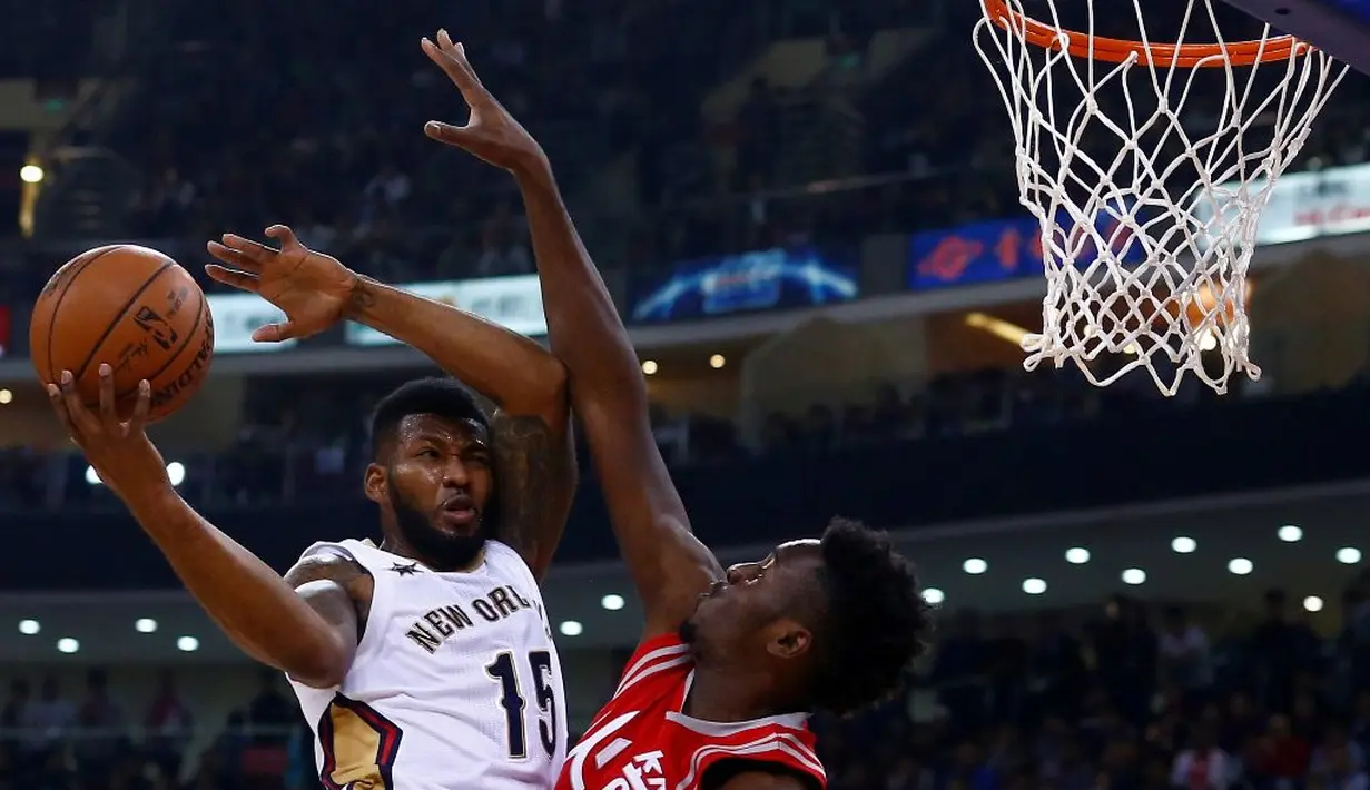 Pemain Houston Rockets, Chinanu Onuaku (kanan), berusaha mengeblok pemain New Orleans Pelicans, Alonzo Gee, dalam laga pramusim NBA Global Games 2016 di Beijing, China, Rabu (12/10/2016) WIB. (Reuters/Thomas Peter)